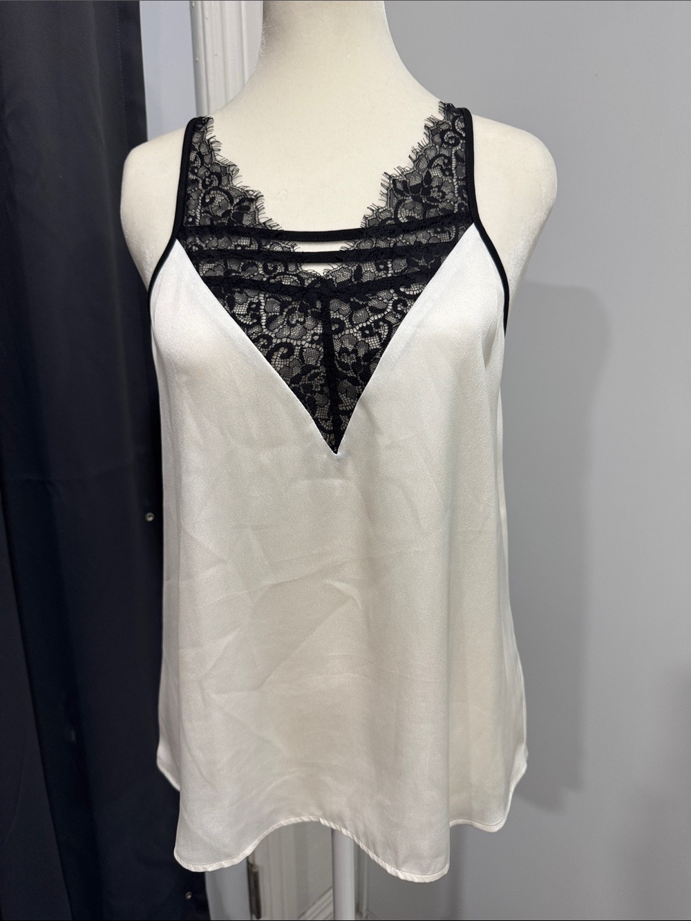 Express Eyelash Lace Trim V-Neck Cami Strappy Tank Top - White & Black S